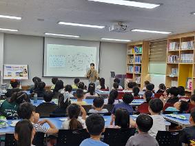 2학년 허정윤 작가와의 만남